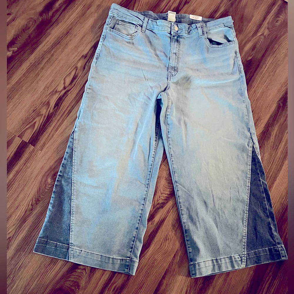 NEW Ladies Wide Leg Crop Jean! These jeans can be dressed up or down! 😊